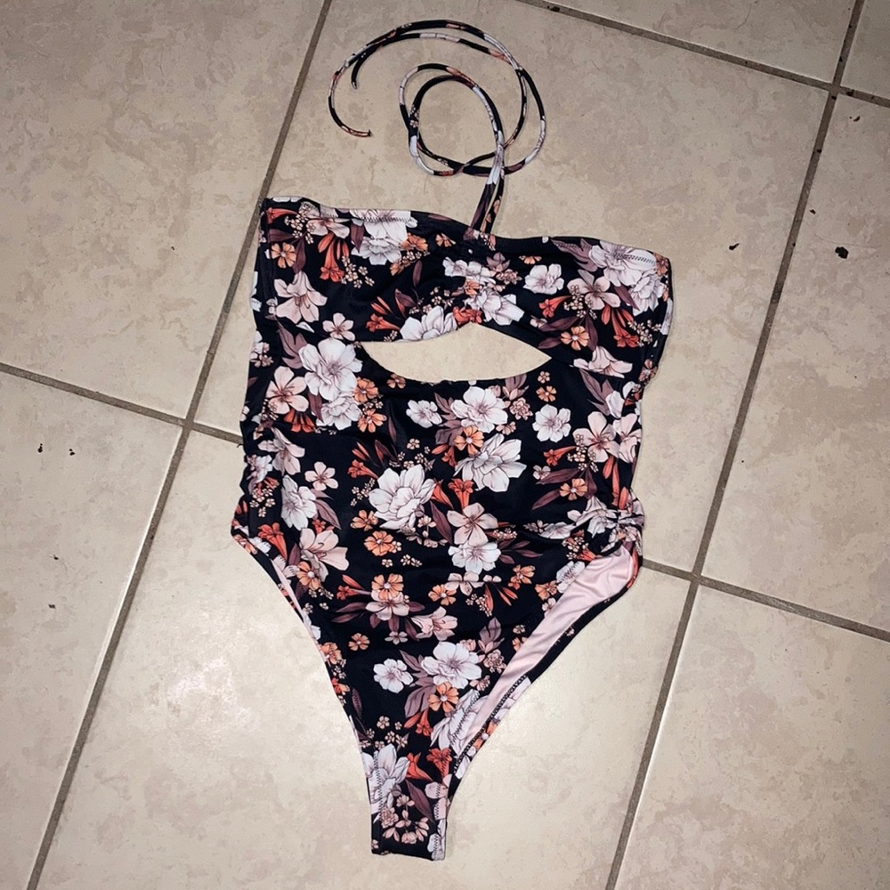 Cute strapless swimsuit